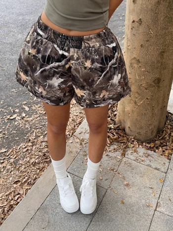 Σορτς με εκτύπωση φύλλων, μίγμα Spandex 30-50%, μέση μεσαίου ύψους, ίσιο κόψιμο, Άνοιξη 2025
