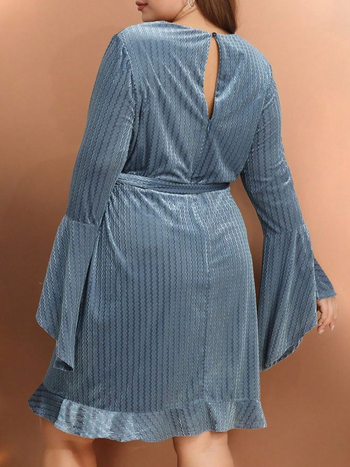 Рокля с V-образно деколте, дълги ръкави, едноцветна полиестер-еластанова материя, елегантен стил, есен 2023.