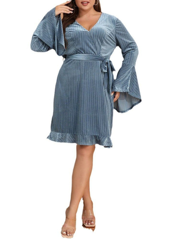 Рокля с V-образно деколте, дълги ръкави, едноцветна полиестер-еластанова материя, елегантен стил, есен 2023.