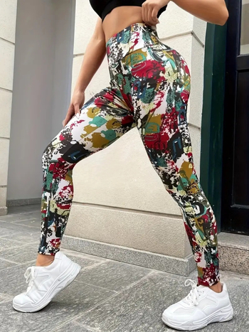 Női magas derekú leggings teljes testet átfogó mintával, szoros fazon, magas rugalmasság, poliészter 95%+, jóga és edzés