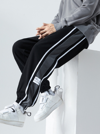 Sportnadrág fleece béléssel, lazán szabott, középmagas derékkal, poliészter 96% / spandex 4%
