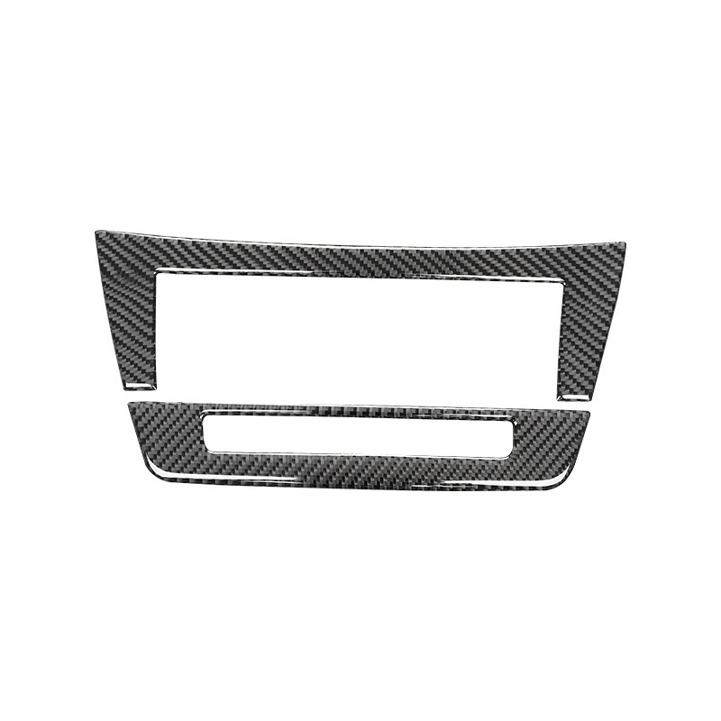 Karbon szálas belső díszítés a Mercedes-Benz W212 középső CD-paneljéhez (07–14 C‑osztály/E‑osztály) kristály epoxigyantával; anyag: karbonfábra + kristály epoxi gyanta; logó nyomtatva: OK