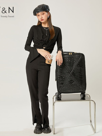 PVC αποσκευή με σχέδιο δέρματος κροκοδειλίου, κλείσιμο με φερμουάρ, αδιάβροχη και ανθεκτική στη φθορά, με κυκλικούς τροχούς παντός τύπου και κλειδαριά