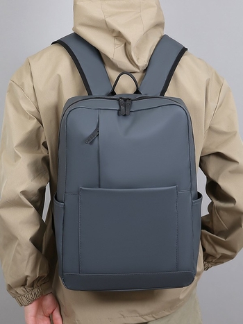 Férfi üzleti hátizsák – vízálló és kopásálló bőrfóliás anyagból, kapacitás 20–35 L, görbült vállpánttal