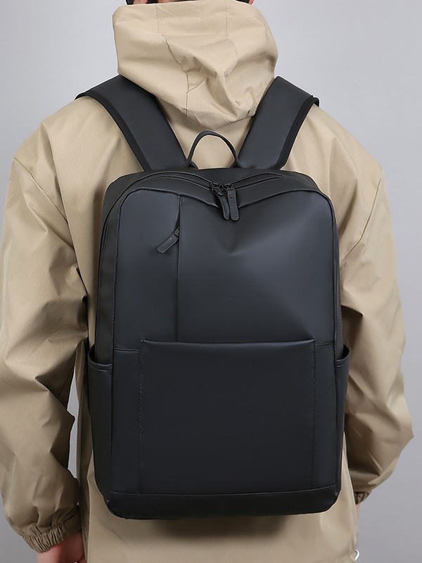 Férfi üzleti hátizsák – vízálló és kopásálló bőrfóliás anyagból, kapacitás 20–35 L, görbült vállpánttal
