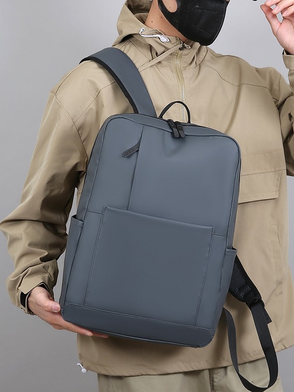 Férfi üzleti hátizsák – vízálló és kopásálló bőrfóliás anyagból, kapacitás 20–35 L, görbült vállpánttal