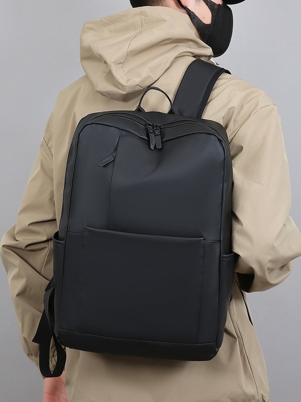 Férfi üzleti hátizsák – vízálló és kopásálló bőrfóliás anyagból, kapacitás 20–35 L, görbült vállpánttal