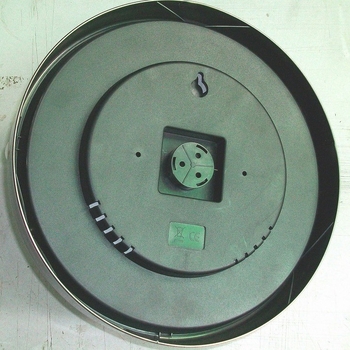 Измервател на температура и влажност – корпус от неръждаема стомана с тънък ръб; температура ±2°C, влажност ±7%, резолюция 2