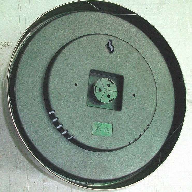 Измервател на температура и влажност – корпус от неръждаема стомана с тънък ръб; температура ±2°C, влажност ±7%, резолюция 2