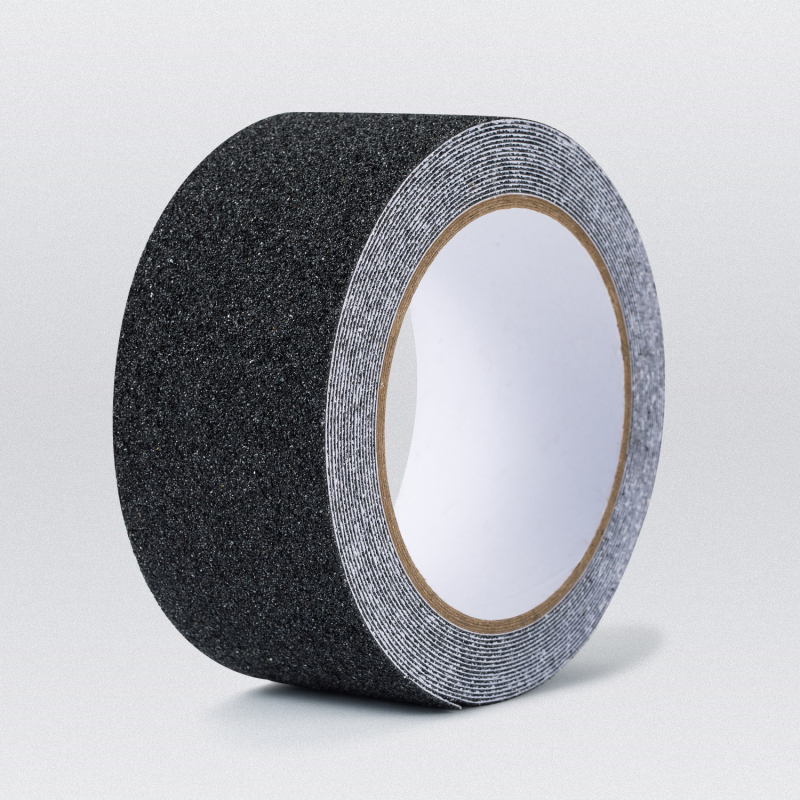 PVC pamata anti-slid lente kāpņām - 0.75 mm biezums, smilšaina virsma, presēšanai jutīga līmes sistēma, temperatūras izturība -10°C līdz 80°C