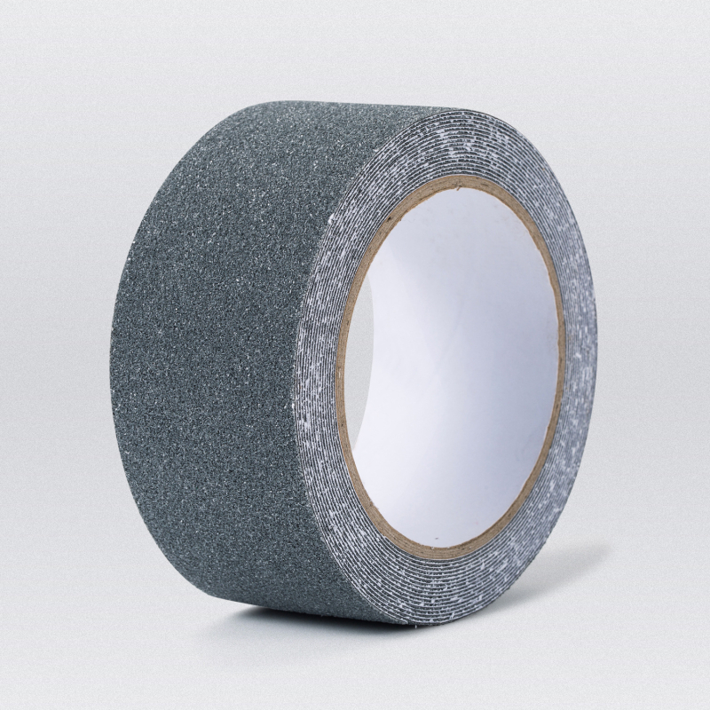 PVC pamata anti-slid lente kāpņām - 0.75 mm biezums, smilšaina virsma, presēšanai jutīga līmes sistēma, temperatūras izturība -10°C līdz 80°C