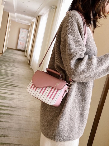 Ming Ming Női PU Kis Négyzet Alakú Crossbody Táska Fedél és Cipzáras Zsebbel, Vízszintes Négyszög Formájú