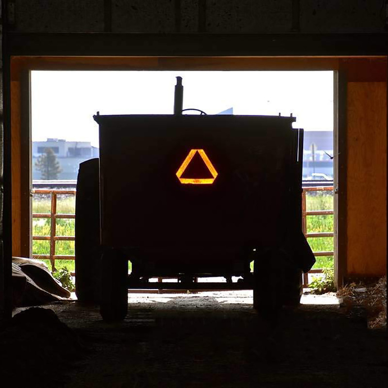 Ανακλαστικό τριγωνικό σήμα για αργά κινούμενα γεωργικά μηχανήματα, μικροπρισματική μεμβράνη, διαδικασία φιλμ, κατηγορία προειδοποίησης, εξατομικευμένη επεξεργασία