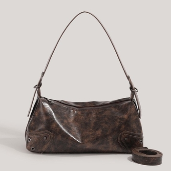 Hónalj táska, PU anyag, vízszintes négyszög alakú forma, cipzáras zárás, bemutató 2023 tavasza