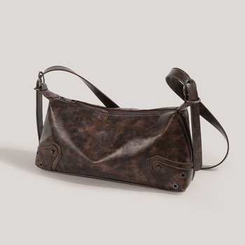 Hónalj táska, PU anyag, vízszintes négyszög alakú forma, cipzáras zárás, bemutató 2023 tavasza