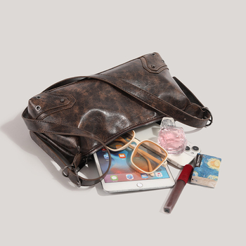 Hónalj táska, PU anyag, vízszintes négyszög alakú forma, cipzáras zárás, bemutató 2023 tavasza