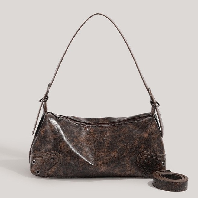 Hónalj táska, PU anyag, vízszintes négyszög alakú forma, cipzáras zárás, bemutató 2023 tavasza