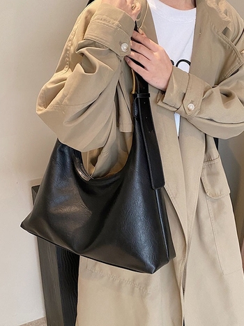 PU crossbody táska, vertikális négyzet alakú sziluettel, háromdimenziós külső, cipzáras zárás, belső zsebek: cipzáras zseb és telefonzseb