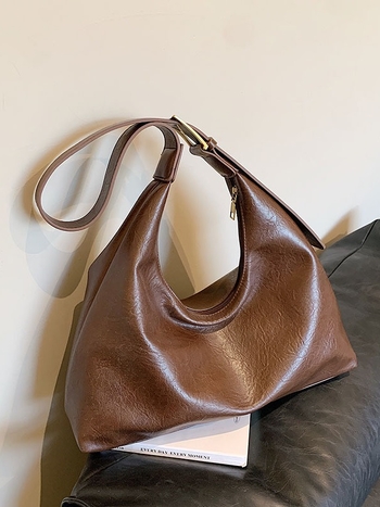 PU crossbody táska, vertikális négyzet alakú sziluettel, háromdimenziós külső, cipzáras zárás, belső zsebek: cipzáras zseb és telefonzseb