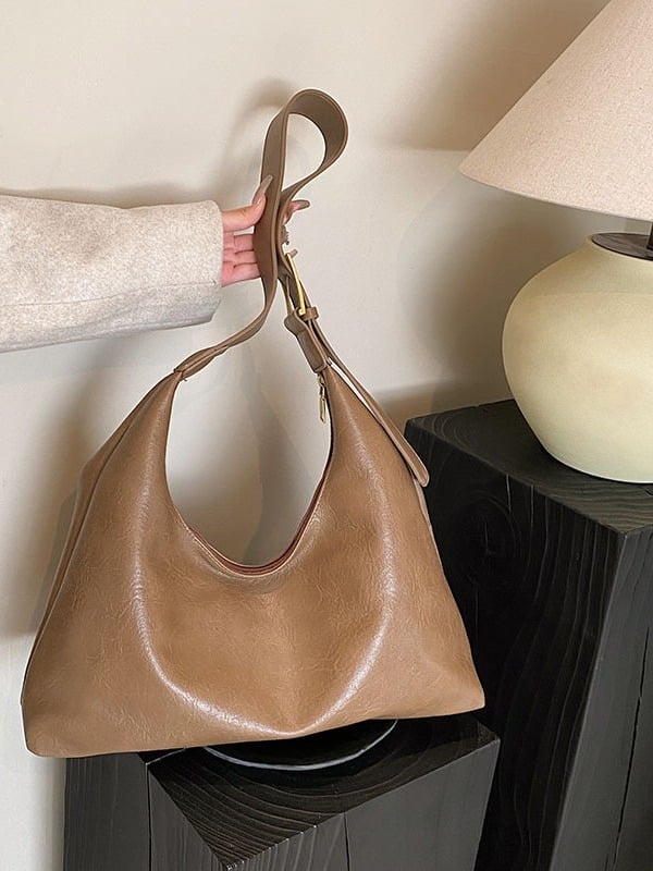 PU crossbody táska, vertikális négyzet alakú sziluettel, háromdimenziós külső, cipzáras zárás, belső zsebek: cipzáras zseb és telefonzseb