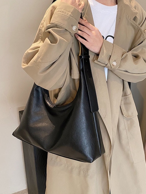 PU crossbody táska, vertikális négyzet alakú sziluettel, háromdimenziós külső, cipzáras zárás, belső zsebek: cipzáras zseb és telefonzseb