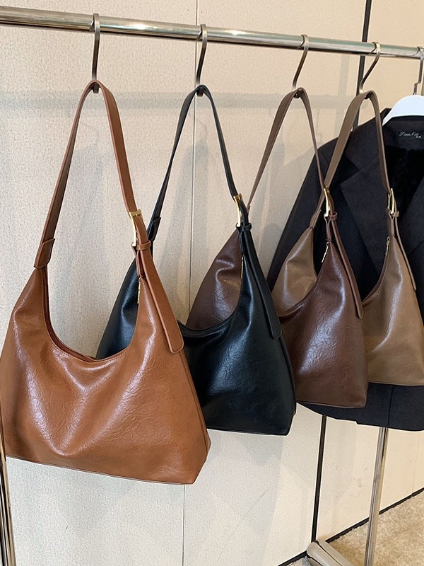 PU crossbody táska, vertikális négyzet alakú sziluettel, háromdimenziós külső, cipzáras zárás, belső zsebek: cipzáras zseb és telefonzseb