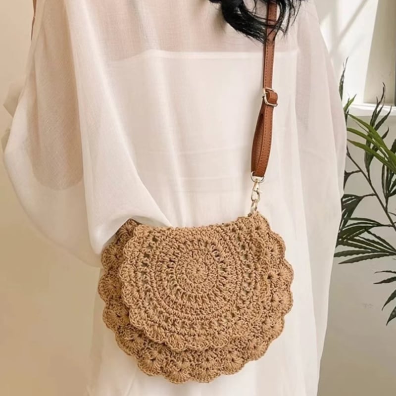 Pamut kötött crossbody táska, ovális alakú, fedéllel, belső cipzáras rekesz