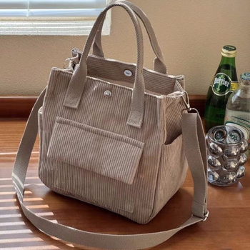 Geantă din canvas, unisex, formă vertical pătrată, închidere magnetică și buzunare interioare pentru fermoar, telefon și card de identitate.