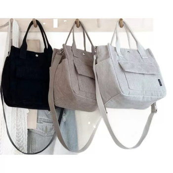 Geantă din canvas, unisex, formă vertical pătrată, închidere magnetică și buzunare interioare pentru fermoar, telefon și card de identitate.