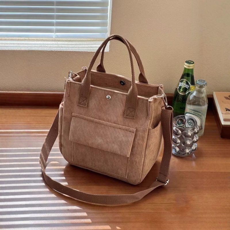 Geantă din canvas, unisex, formă vertical pătrată, închidere magnetică și buzunare interioare pentru fermoar, telefon și card de identitate.