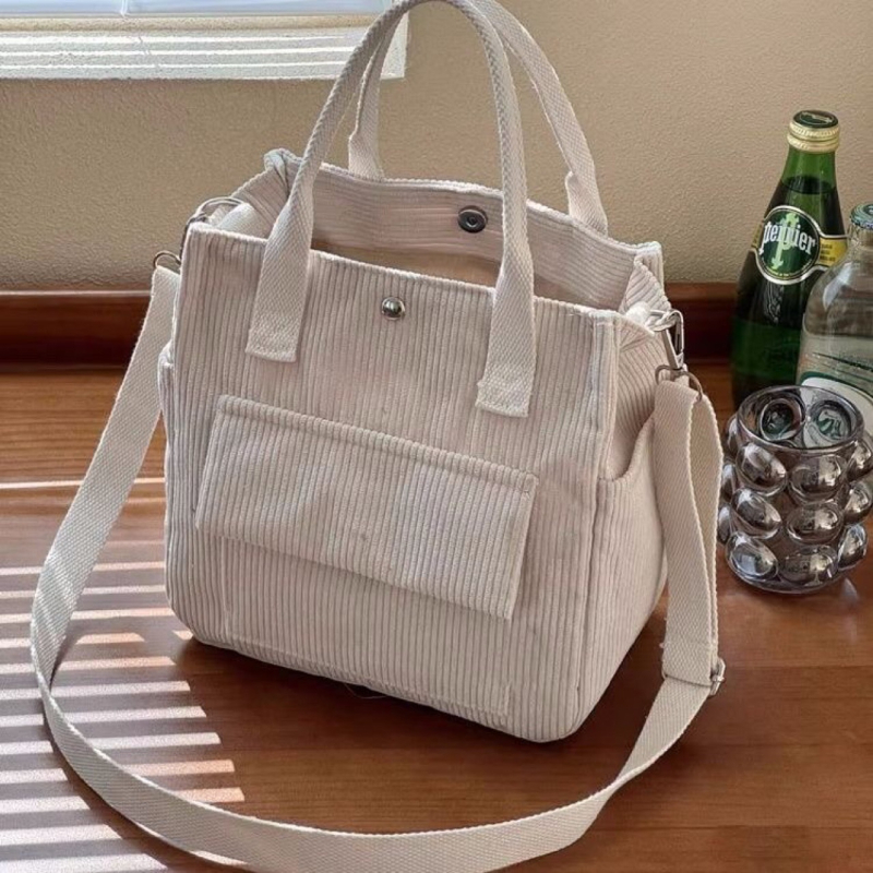 Geantă din canvas, unisex, formă vertical pătrată, închidere magnetică și buzunare interioare pentru fermoar, telefon și card de identitate.