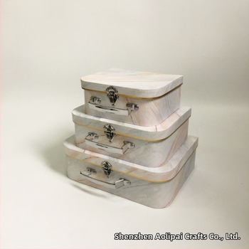 Тричастов набор подаръчни кутии с мраморен дизайн и дръжка – за сватби, цветя и лакомства; хартия/картон, офсетен печат, лого върху кутията, персонализирана обработка