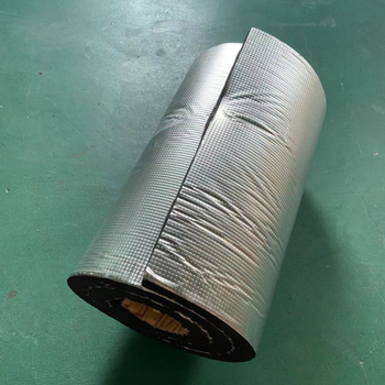 Alumīnija folijas izolācijas plāksne ar putu gumijas un plastmasas kodolu – trokšņizolācija studijām, rulējama plāksne, siltuma vadītspēja 0,03 W/mK, darba temperatūra 200°C