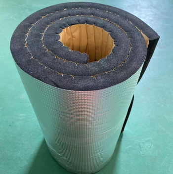Alumīnija folijas izolācijas plāksne ar putu gumijas un plastmasas kodolu – trokšņizolācija studijām, rulējama plāksne, siltuma vadītspēja 0,03 W/mK, darba temperatūra 200°C