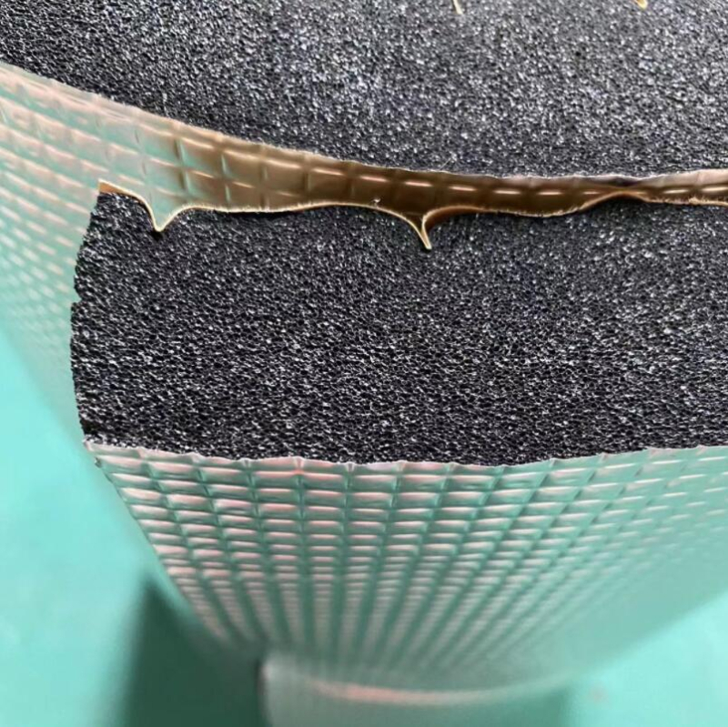 Aliuminio folijos izoliacinė plokštė su putų gumos ir plastiko šerdimi – garso izoliacija studijoms, ritinėlio plokštė, šilumos laidumas 0,03 W/mK, darbinė temperatūra 200°C