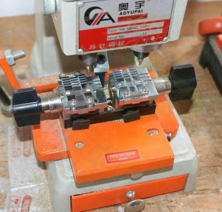 Многофункционален зажим за ключове за вътрешно и външно фрезоване – помощно приспособление