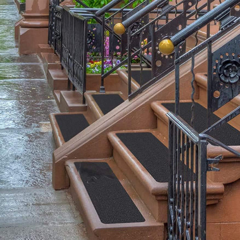 Antislīdējoša lenta uz kāpnēm (kvartssmilts + PVC, biezums 0,8 mm, temperatūras diapazons -10 līdz 50°C, pamatne: eļļas līme) iekšējām un ārējām grīdām uz kāpnēm