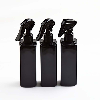 Kozmetička bočica za sprej kvadratnog oblika, plastika (PET/PP), Blow molding, završna obrada Silk-screen i Frosted, model 24/410, prilagodljivo