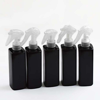 Kozmetička bočica za sprej kvadratnog oblika, plastika (PET/PP), Blow molding, završna obrada Silk-screen i Frosted, model 24/410, prilagodljivo