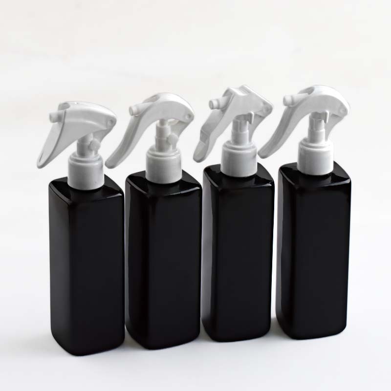 Kozmetička bočica za sprej kvadratnog oblika, plastika (PET/PP), Blow molding, završna obrada Silk-screen i Frosted, model 24/410, prilagodljivo