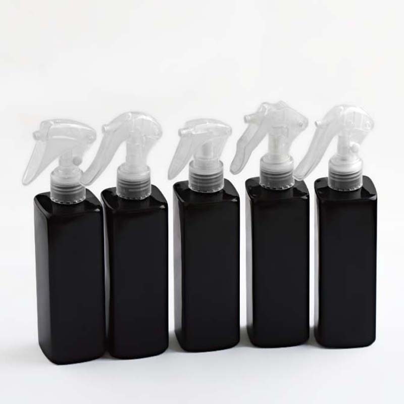 Kozmetička bočica za sprej kvadratnog oblika, plastika (PET/PP), Blow molding, završna obrada Silk-screen i Frosted, model 24/410, prilagodljivo