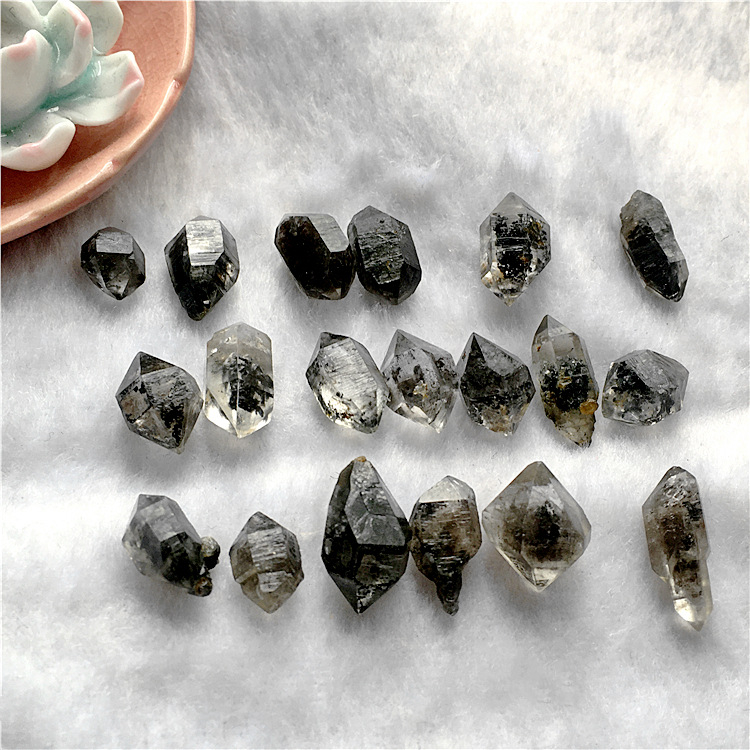 Естествен нефасетиран кристал с двойно заострени върхове – персонализирана печатна обработка за декоративна експозиция