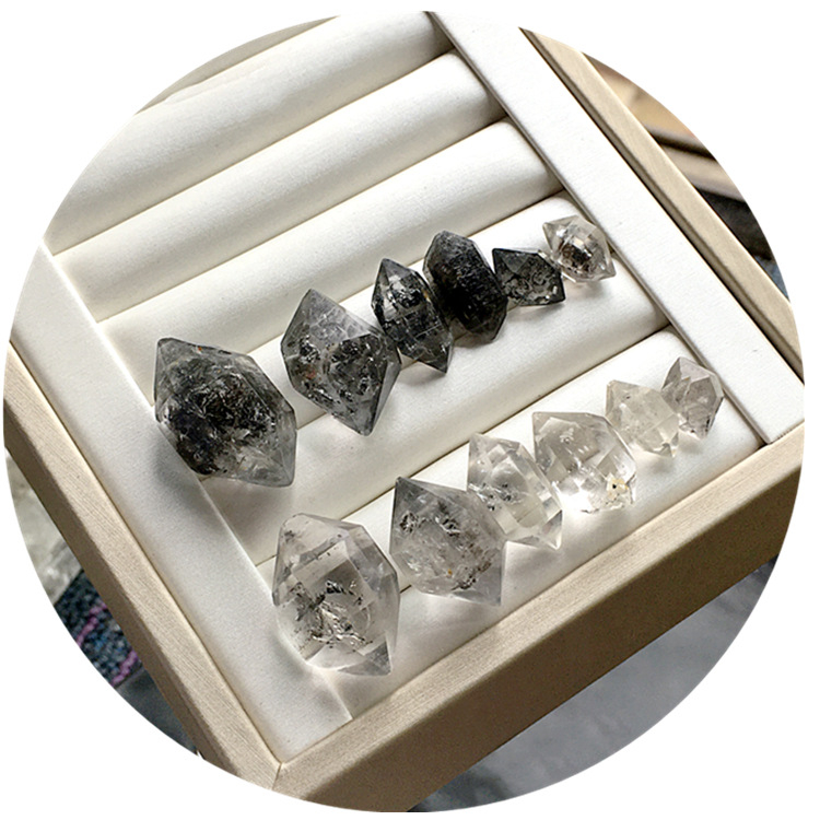 Естествен нефасетиран кристал с двойно заострени върхове – персонализирана печатна обработка за декоративна експозиция