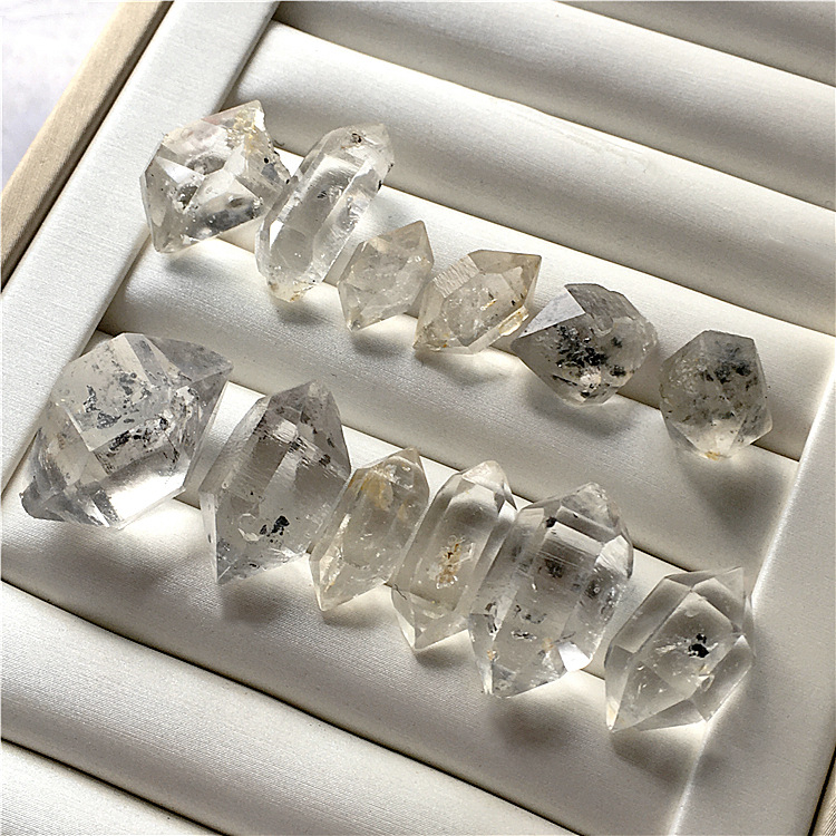 Естествен нефасетиран кристал с двойно заострени върхове – персонализирана печатна обработка за декоративна експозиция