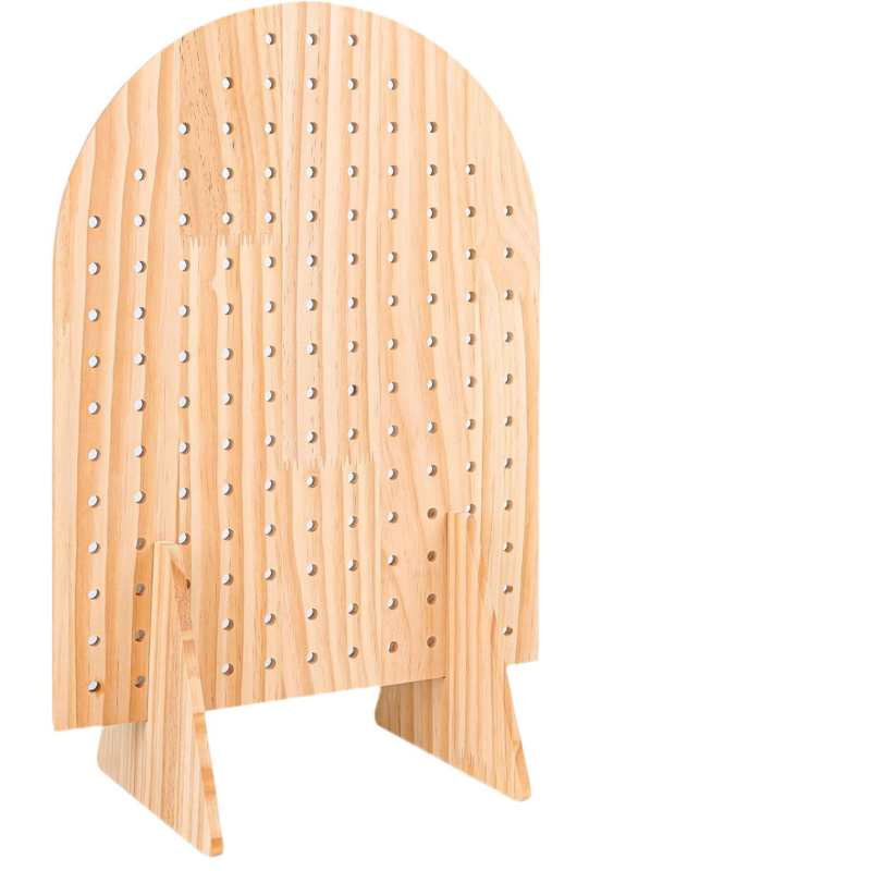 Fából készült kiállító állvány szegpanellel, modern minimalist stílus