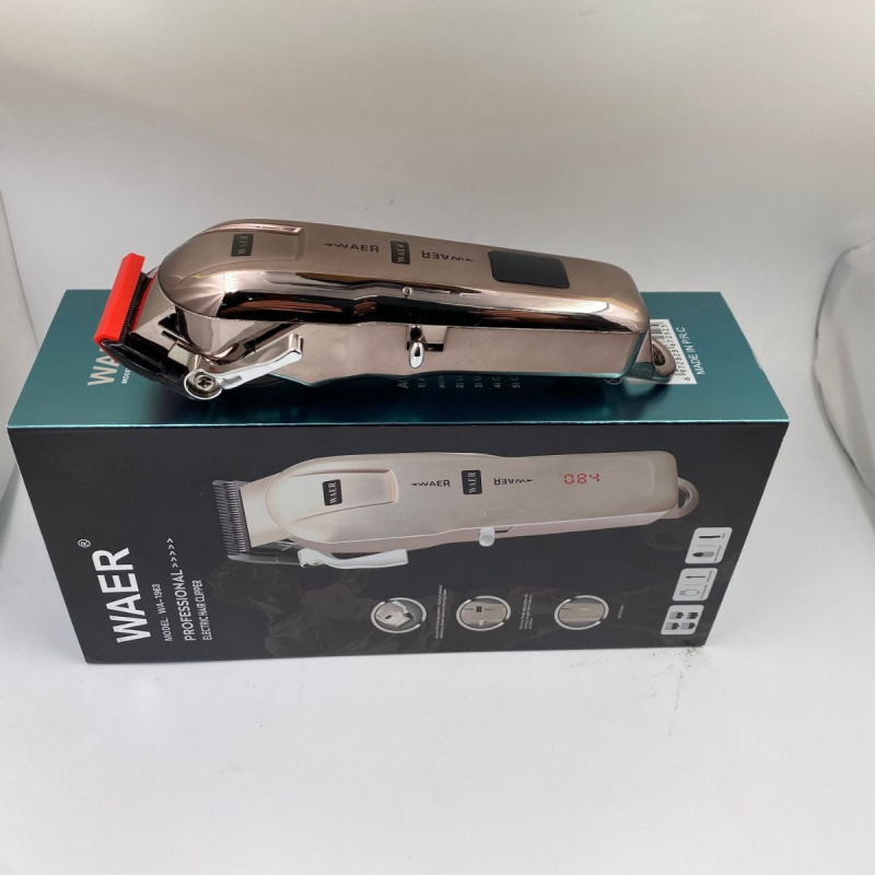 Újratölthető hajvágó készülék beépített akkumulátorral (300–500 mAh), üzemidő 1–3 óra, titánium ötvözetű vágófej, kefés motor, cserélhető és mosható vágófej