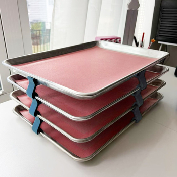 Cepumu cepšanai paredzēta pannu uzglabāšanas plaukts; stabils stiprinājums; kārtīga pannām uzglabāšana