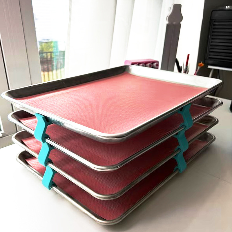 Cepumu cepšanai paredzēta pannu uzglabāšanas plaukts; stabils stiprinājums; kārtīga pannām uzglabāšana