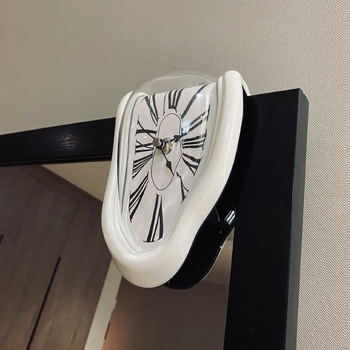 Dalí ihletésű olvadó torzított falióra, akkumulátoros működés, műanyag tokozás és számlap, egyoldalas kijelző