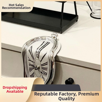 Dalí ihletésű olvadó torzított falióra, akkumulátoros működés, műanyag tokozás és számlap, egyoldalas kijelző